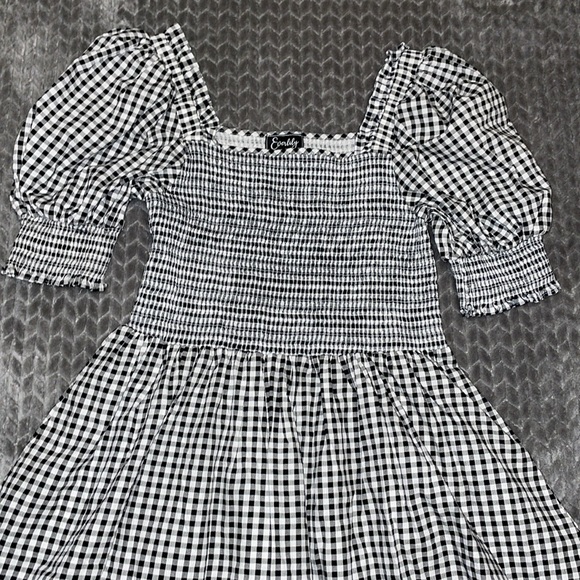 Everlily Black and White Gingham Dress.  Elastic bodice. Short puffy sleeves. XL - Picture 4 of 7